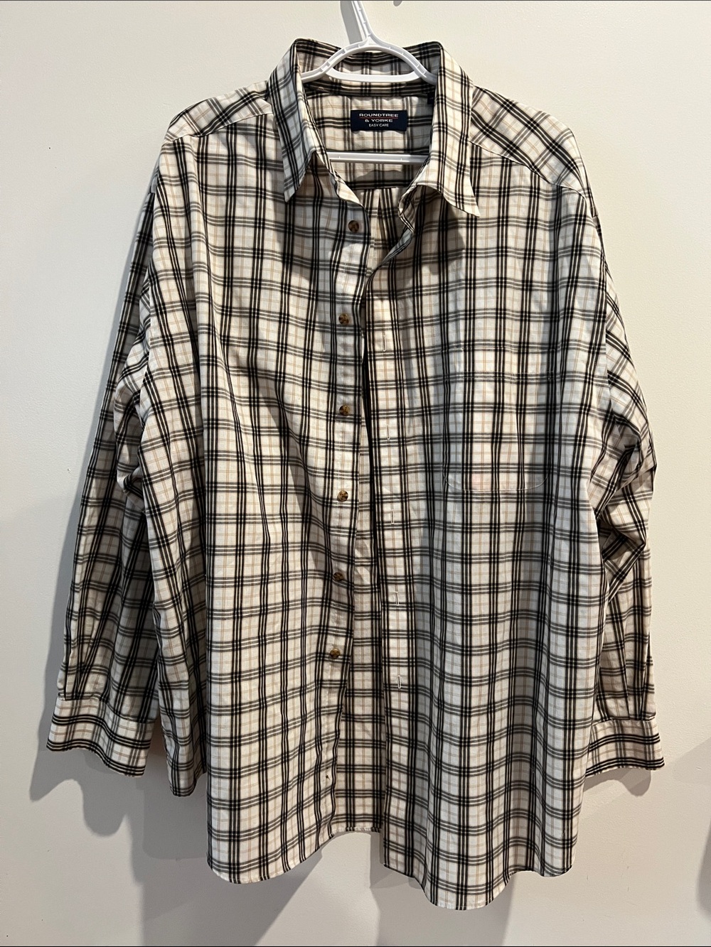 Roundtree & Yorke Black, White, and Beige Plaid Button-Down Shirt